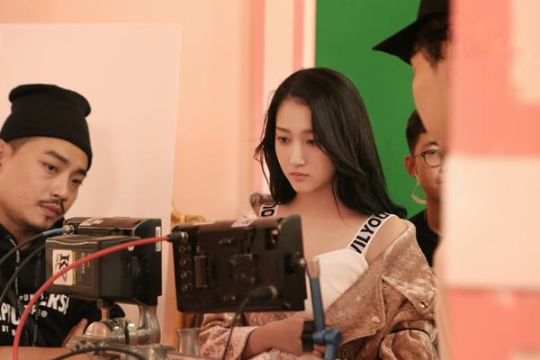 ??�{?��MV ?��